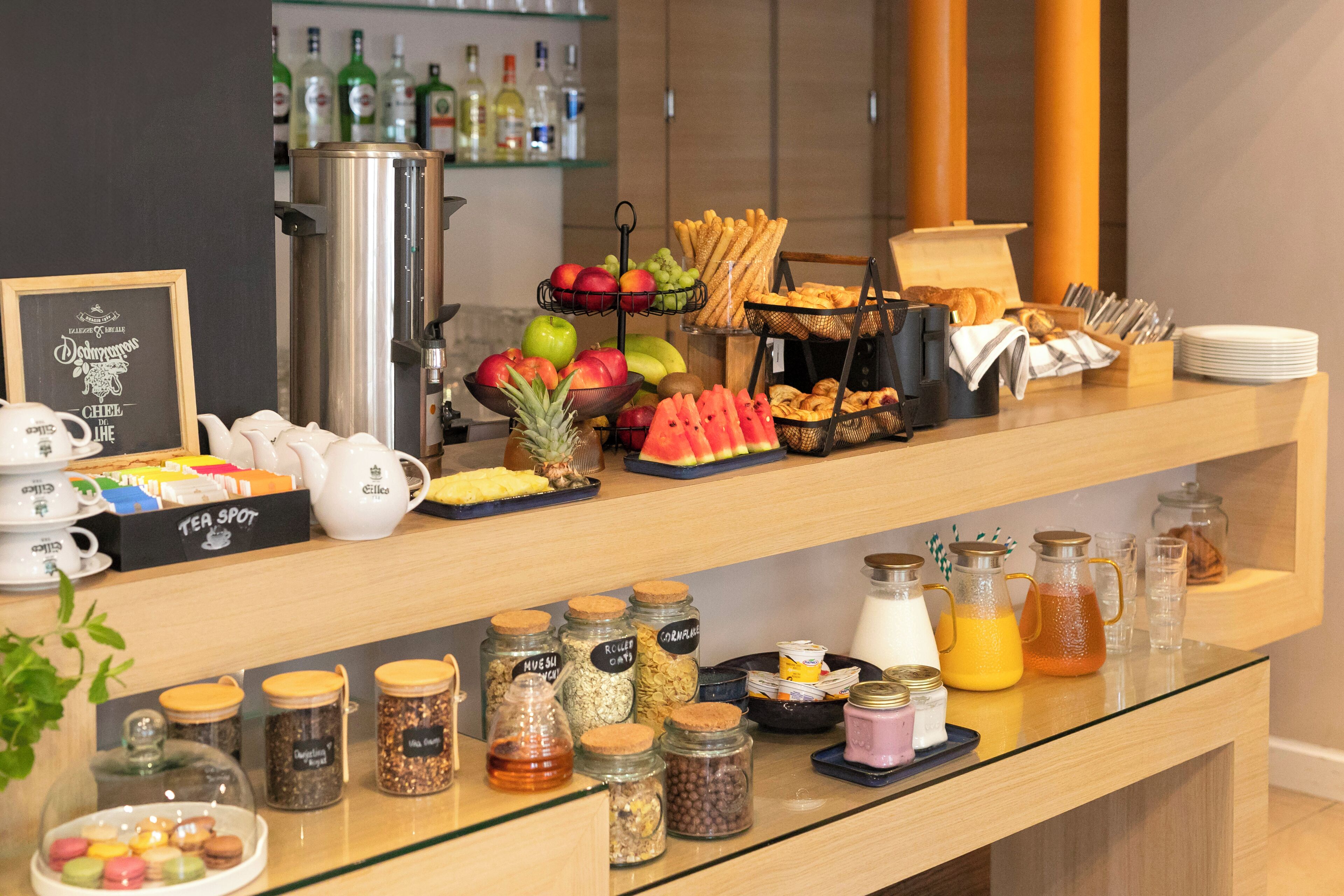 Daily buffet breakfast (PLN 55 per person)