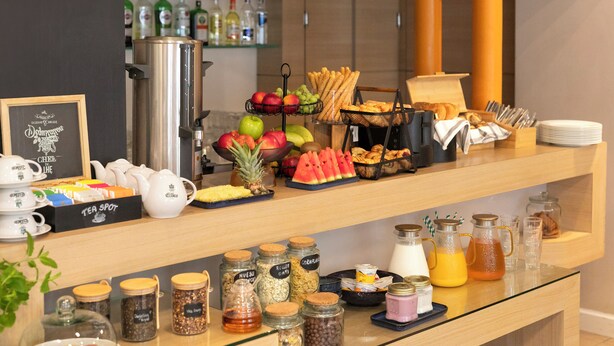A breakfast buffet with various food items and beverages. - Liv'Inn Aparthotel (Kraków)