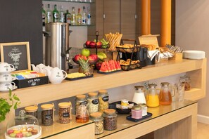 A breakfast buffet with various food items and beverages. - Liv'Inn Aparthotel (Kraków)