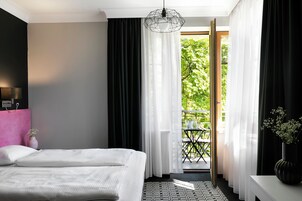 Superior Double or Twin Room | Minibar, una cassaforte in camera, con stile personalizzato