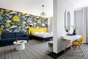 Suite estudio junior | Minibar, caja fuerte, decoración individual y escritorio