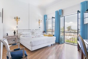 Minibar, in-room safe, desk, iron/ironing board - Hotel Dom Vasco (Sines)