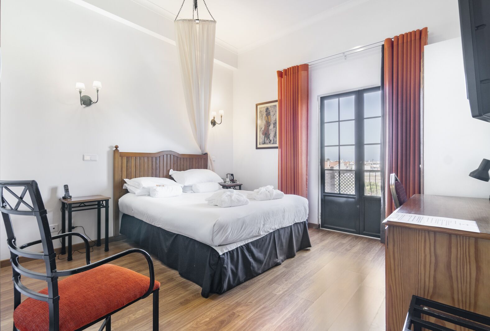 Minibar, värdeförvaringsskåp på rummet och skrivbord