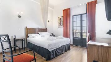 Minibar, värdeförvaringsskåp på rummet och skrivbord