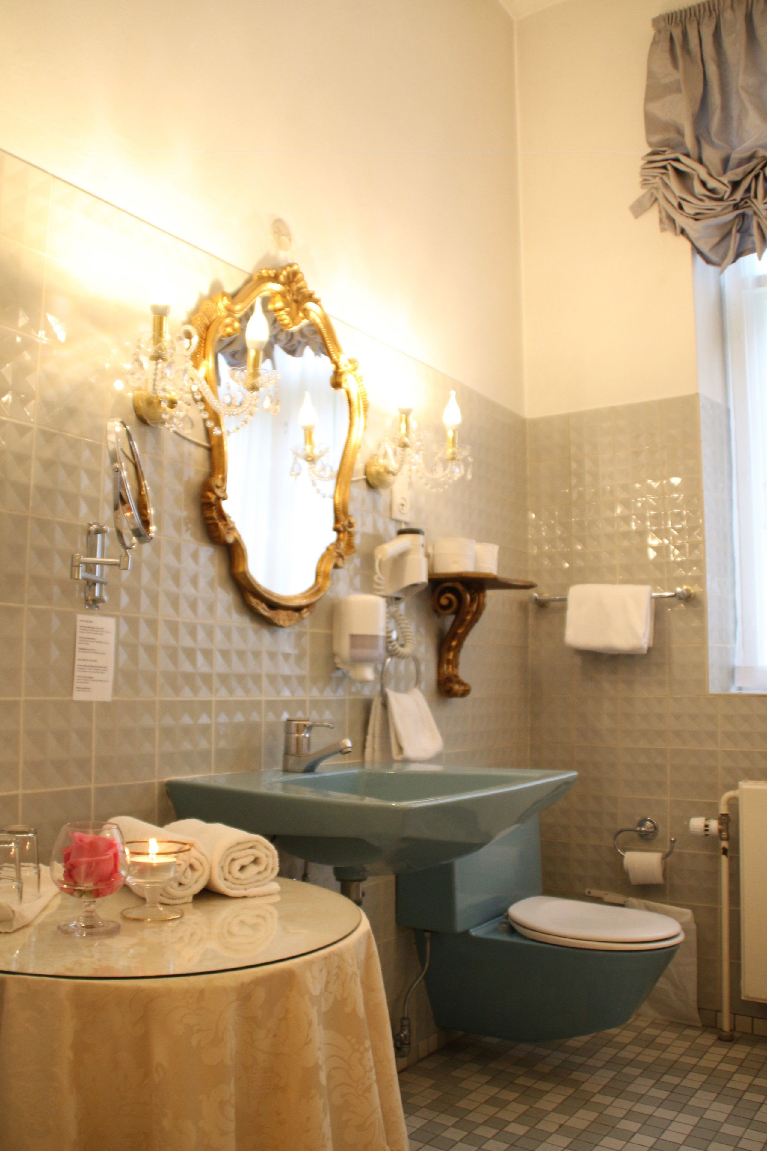 suite | bathroom | shower, free toiletries, hair dryer, towels