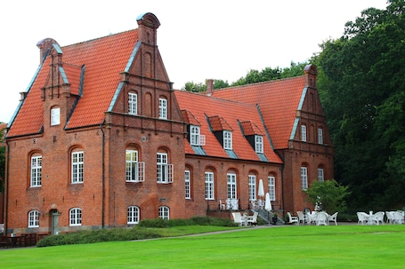 Exterior. Sophiendal Slotshotel