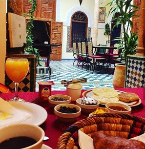 Desayuno completo incluido todos los días 