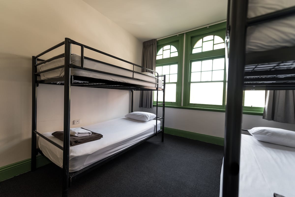 共同ドミトリー 男女共用ドミトリー (1 Bed in 4 Bed Dorm) | 高級寝具、WiFi (無料)、ベッドシーツ