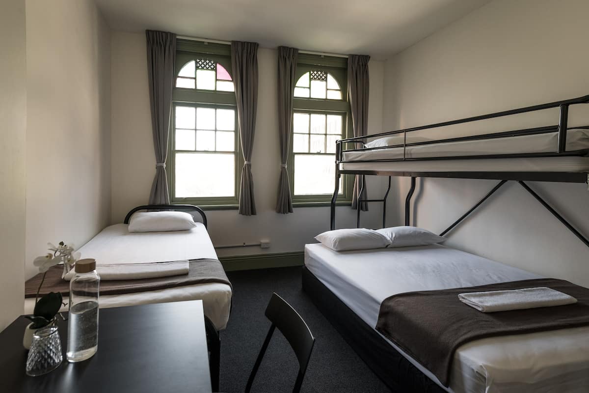 Habitación familiar | Ropa de cama de alta calidad, wifi gratis y ropa de cama