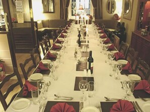 Lunch and dinner served, British cuisine - The Globe Inn (Newton Abbot)