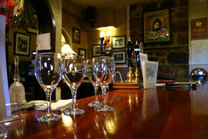 2 bars/lounges - The Globe Inn (Newton Abbot)