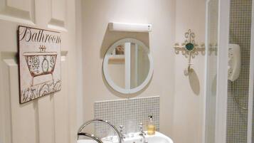 Superior Double Room | Bathroom | Free toiletries, hair dryer, bathrobes, towels
