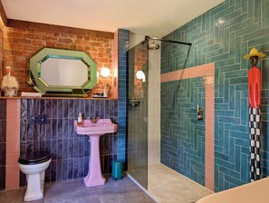 Superior Suite, Ensuite | Bathroom | Shower, rainfall showerhead, designer toiletries, hair dryer