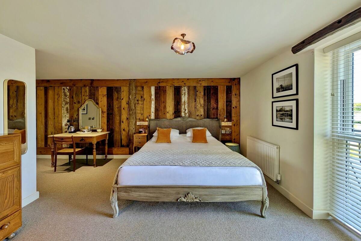 Double Room, Accessible | Egyptian cotton sheets, desk, iron/ironing board (on request)