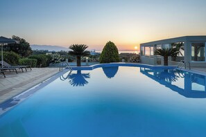Piscina a l'aire lliure (horari: 09:00-20:00), para-sols i gandules 