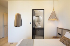 Apartament familiar, 1 dormitori, vistes al mar | Bany | Dutxa, capçal de dutxa tipus cascada, assecador de cabells i tovalloles 