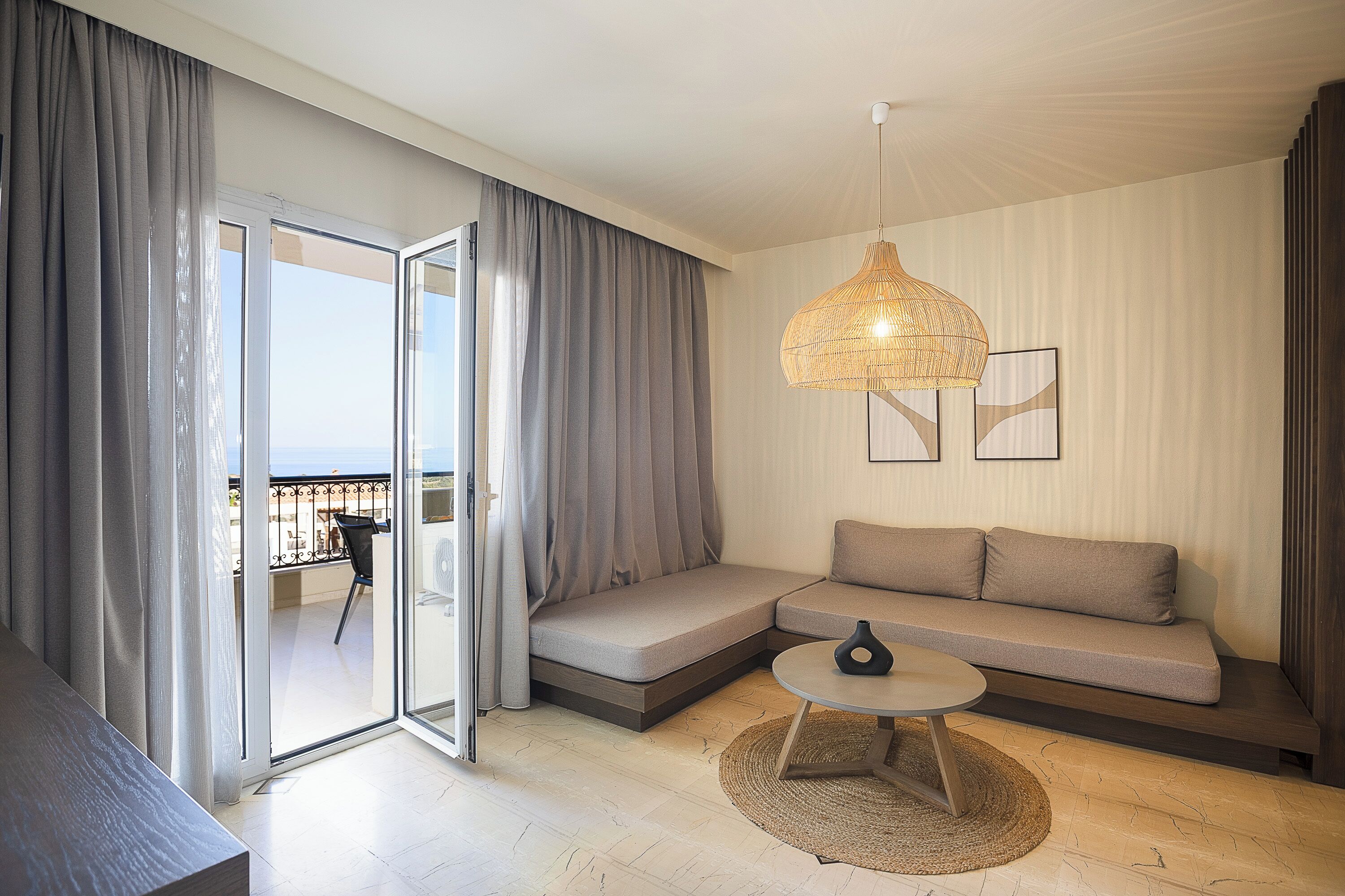 Family Apartment, 1 Bedroom, Sea View | Living area