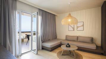 Familielejlighed - 1 soveværelse - havudsigt | Opholdsområde | 24-tommers plasma-tv med satellitkanaler, tv, bordtennisbord