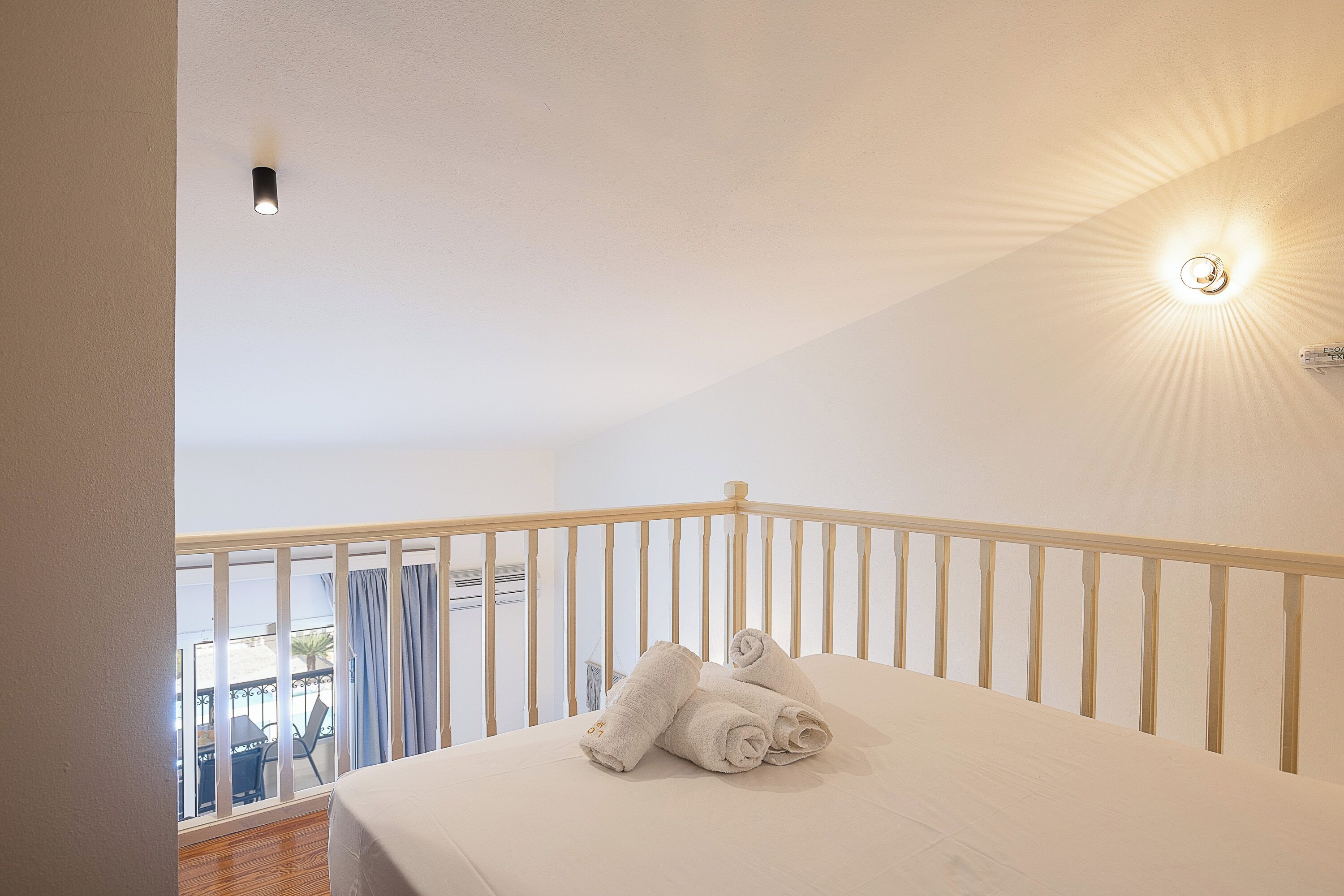 Dúplex, 2 habitaciones, vistas al mar | 1 dormitorio, cortinas opacas, tabla de planchar con plancha