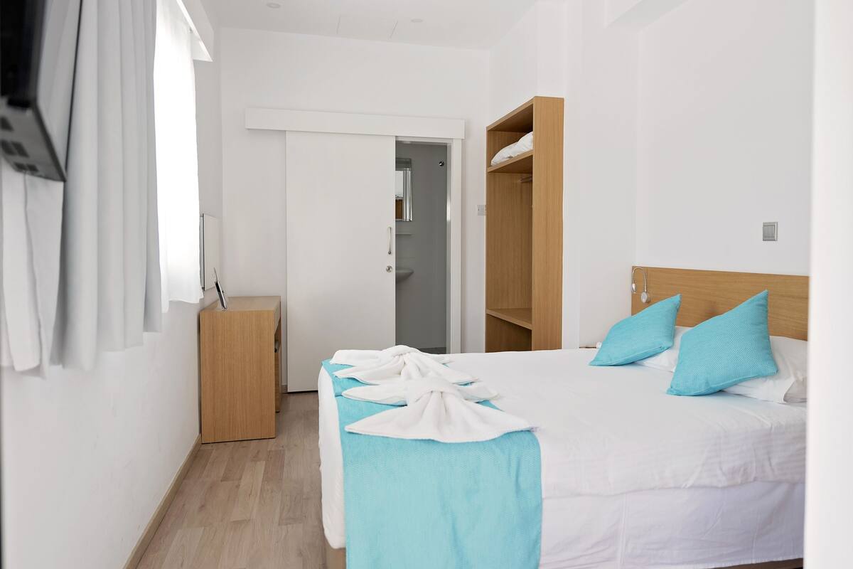 Single Room | Pillowtop beds, in-room safe, iron/ironing board (on request)