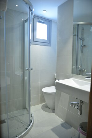 Shower, free toiletries, hair dryer, towels - Pyramos Hotel (Paphos)