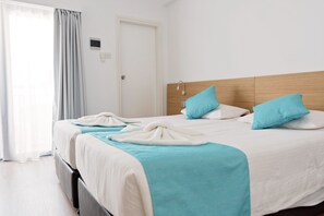 Tweepersoonskamer | Pillowtop-bedden, een kluis op de kamer, een strijkplank/strijkijzer