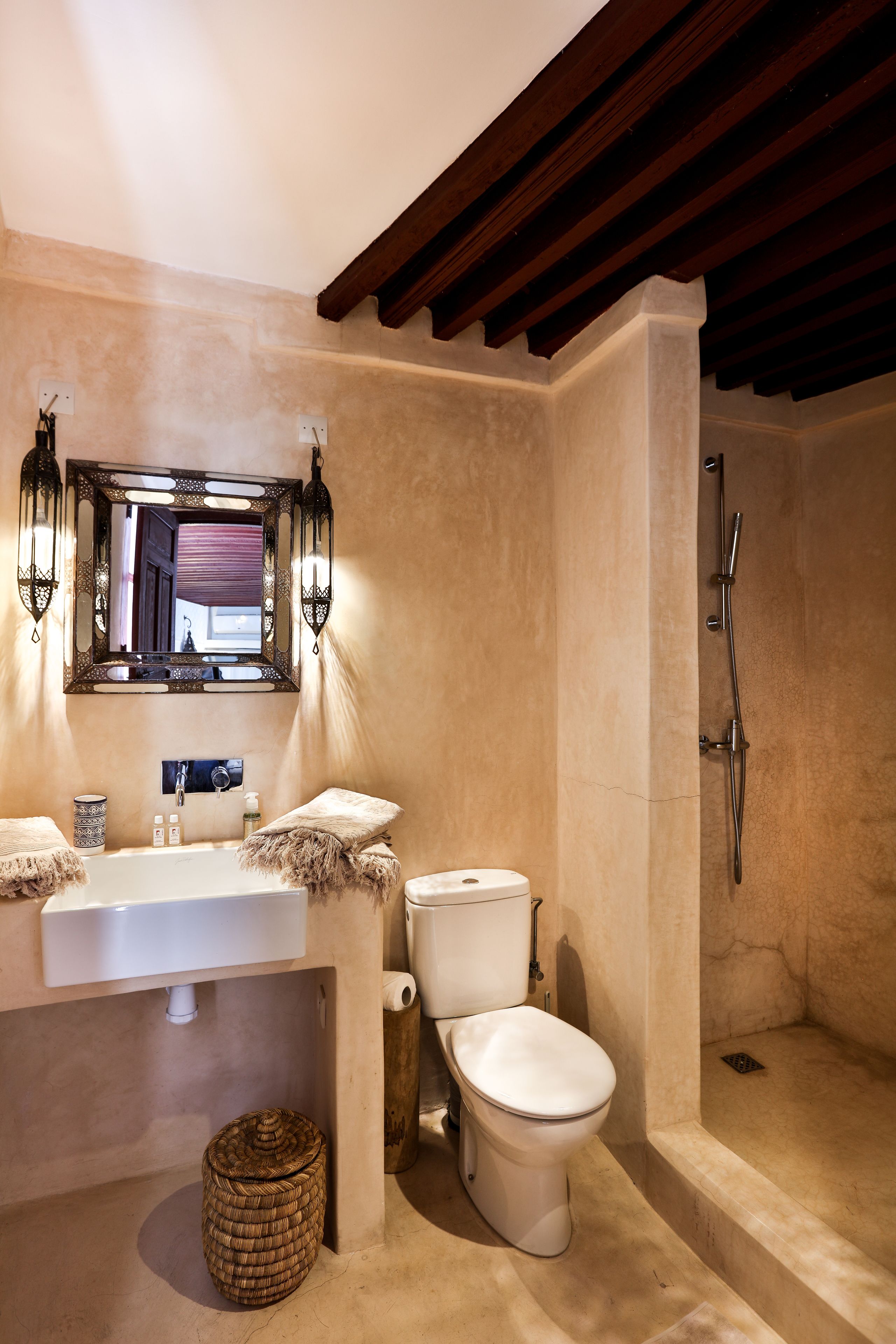 standard double room | bathroom | towels