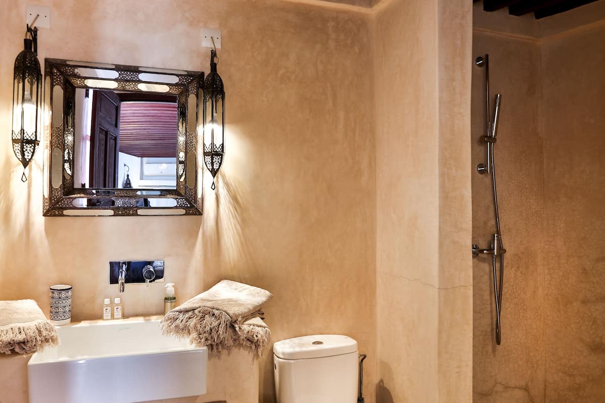 standard double room | bathroom | towels