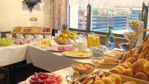 A breakfast buffet with various food items and beverages. - Hotel Restaurant Mattmarkblick (Saas Almagell)