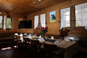 Family dining - Hotel Restaurant Mattmarkblick (Saas Almagell)