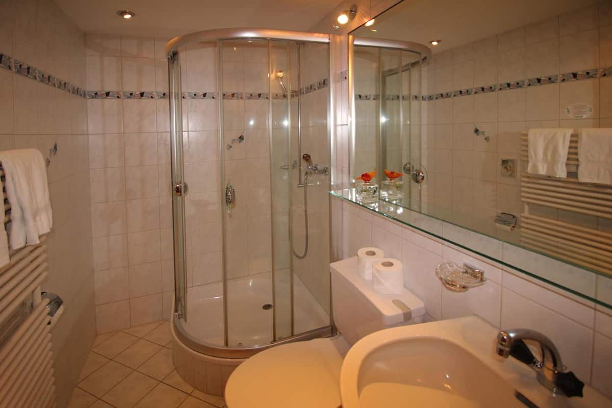 standard double room, balcony, mountain view | bathroom | hair dryer, towels, soap, shampoo