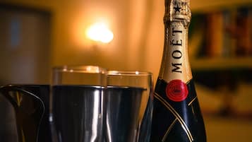 Una botella de champán Moët & Chandon con copas y una jarrón.