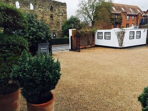 Exterior - Castle House Hotel (Canterbury)