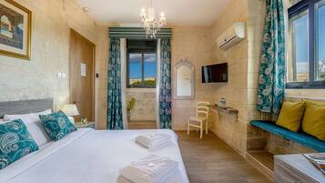 Classic Double Room | Desk, iron/ironing board, free WiFi, bed sheets