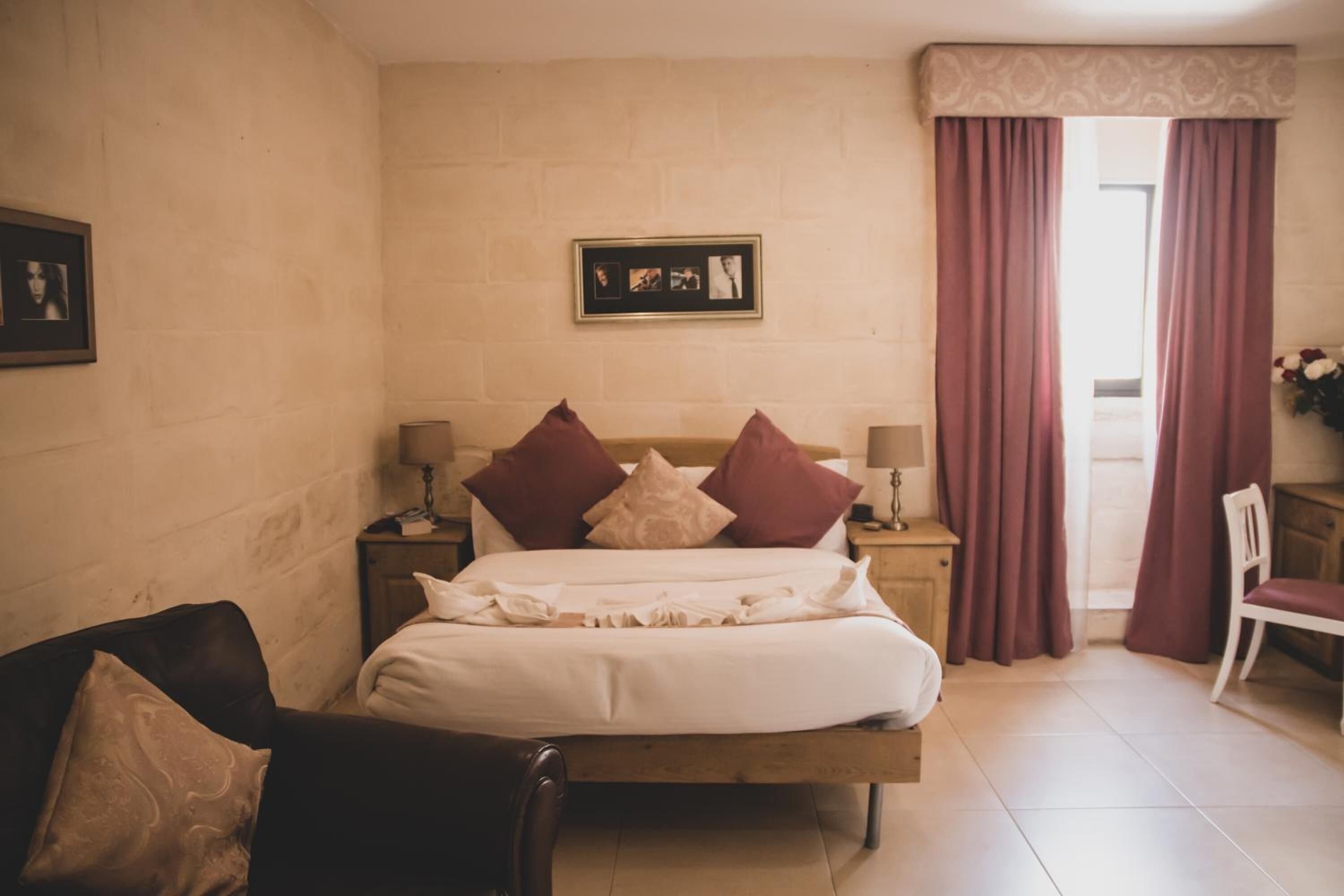 Une chambre à coucher avec un lit, une chaise, un bureau et une porte.