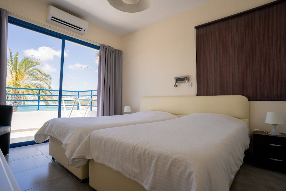 Superior appartement, 2 slaapkamers, uitzicht op zee | 1 slaapkamer, een kluis op de kamer, verduisterende gordijnen