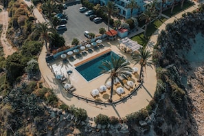 Seasonal outdoor pool, pool umbrellas, pool loungers - Vrachia Beach Hotel & Suites - Adults only (Kissonerga)
