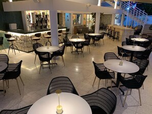 Ze serveren er ontbijt en diner 