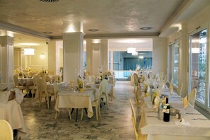 Serveert ontbijt, lunch en diner