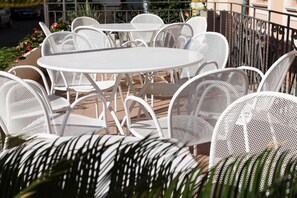 تقديم الإفطار والغداء والعشاء