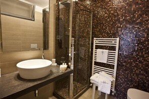 Produtos de toalete grátis, secador de cabelo, bidê, toalhas de banho