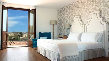 أغطية فراش متميزة وميني بار وخزنة داخل الغرفة وستائر تعتيم