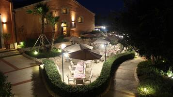 Se sirven cenas y cocina mediterránea; con vista a la alberca