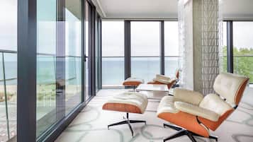 Departamento Grand, vista al mar | Área de sala de estar | Televisión de pantalla plana