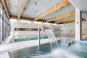 2 piscines couvertes, chaises longues