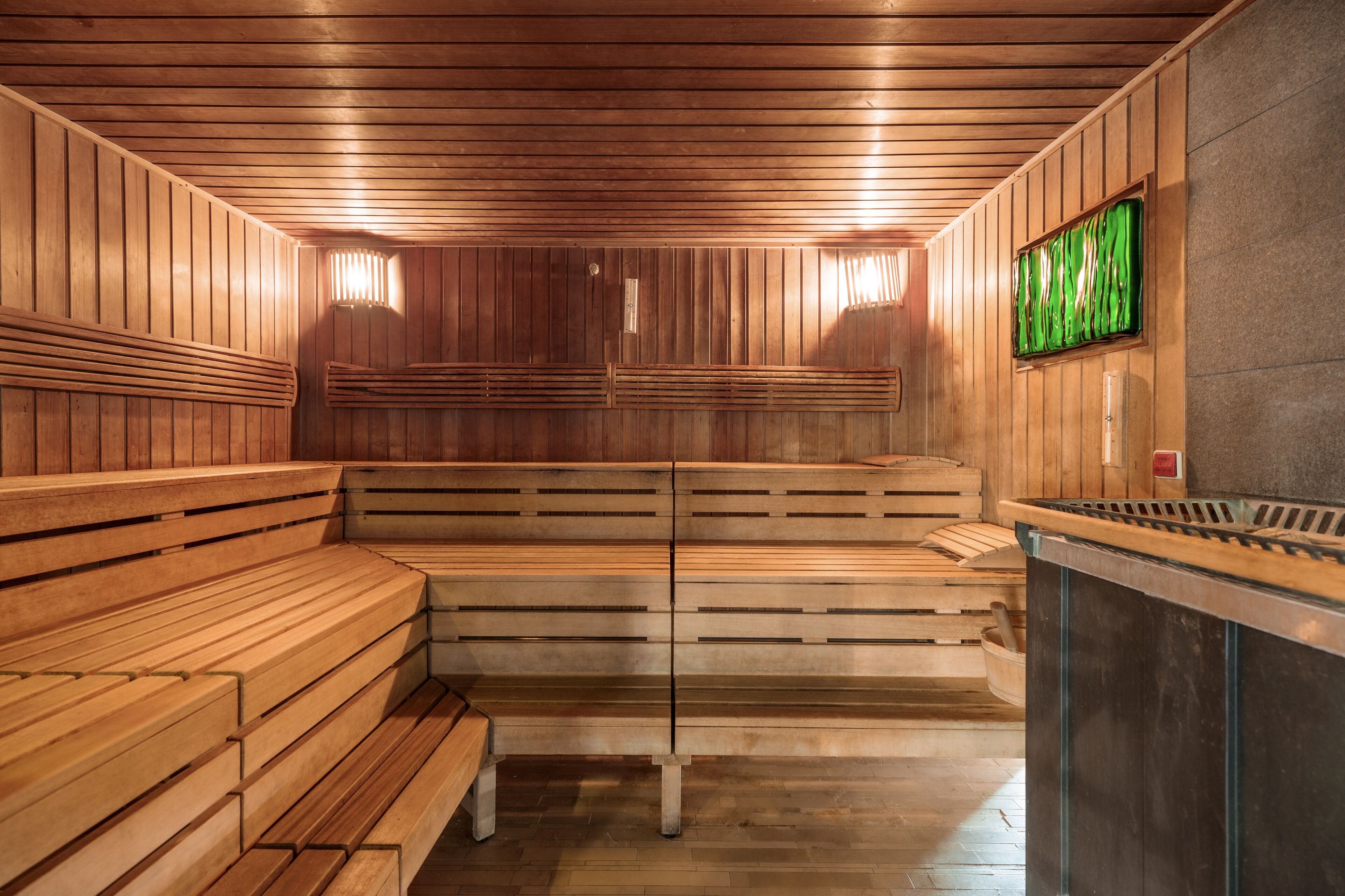 Un sauna avec des bancs en bois et un plancher en bois.
