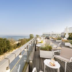 2 restaurants, international cuisine