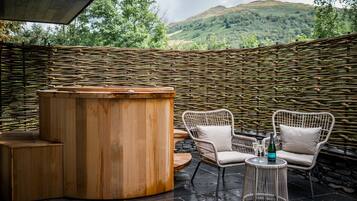 Grand szoba, 1 king (extra méretű) franciaágy, pezsgőfürdő, földszinti | Terasz/udvar