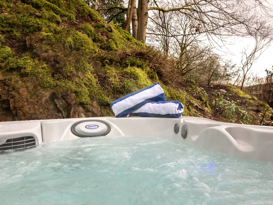 Deluxe Suite, 1 King Bed, Hot Tub | Egyptian cotton sheets, premium bedding, minibar, in-room safe