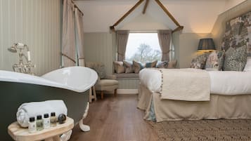 Luxe suite | Lakens van Egyptisch katoen, luxe beddengoed, een minibar